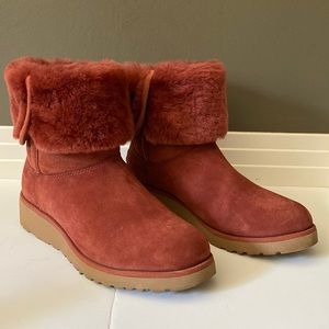 UGG Amie Foldover Shearling Suede in Spice - size 8m